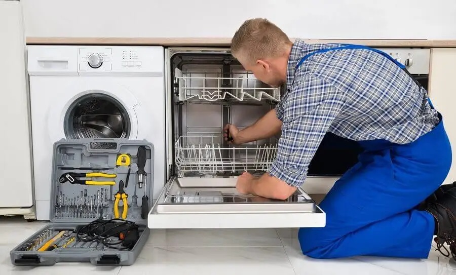 Haymana Termoteknik servisi teknisyen ekibi beyaz eşya tamiri yaparken
